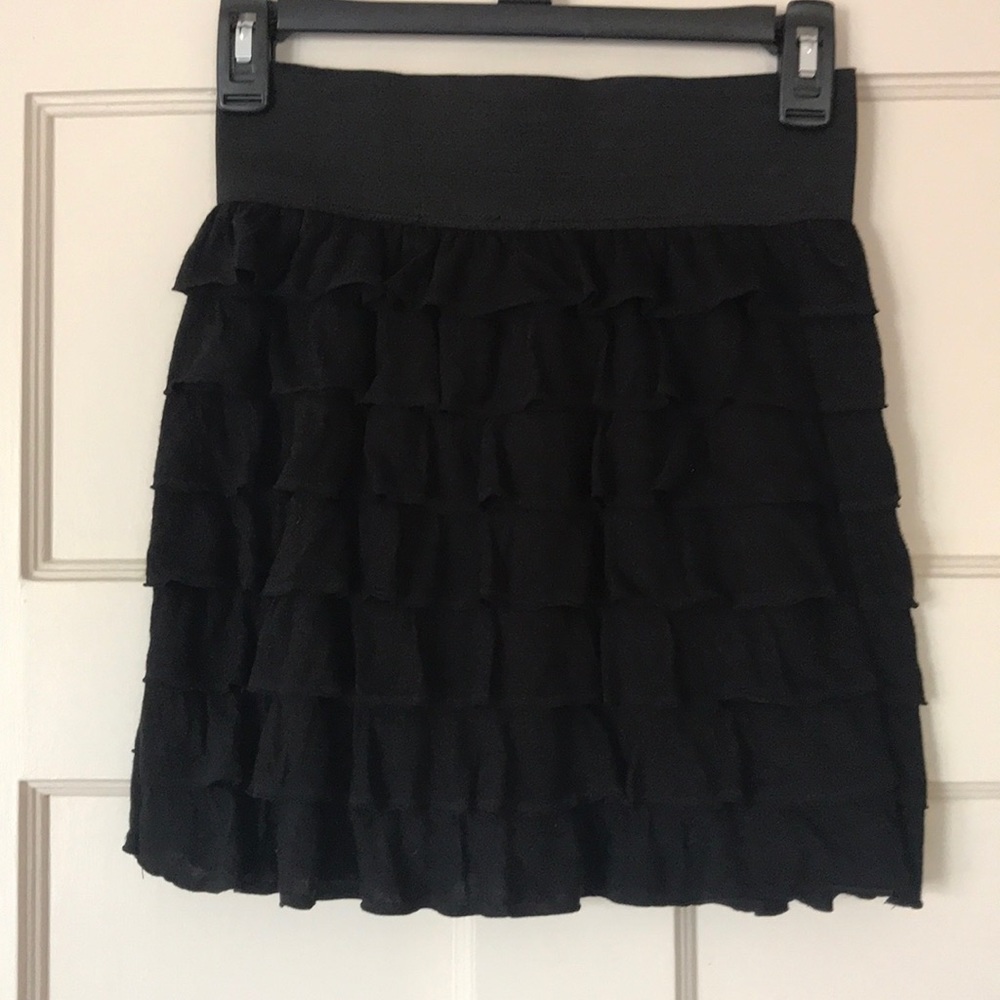Ruffled, black mini skirt perfect for going out!🎉